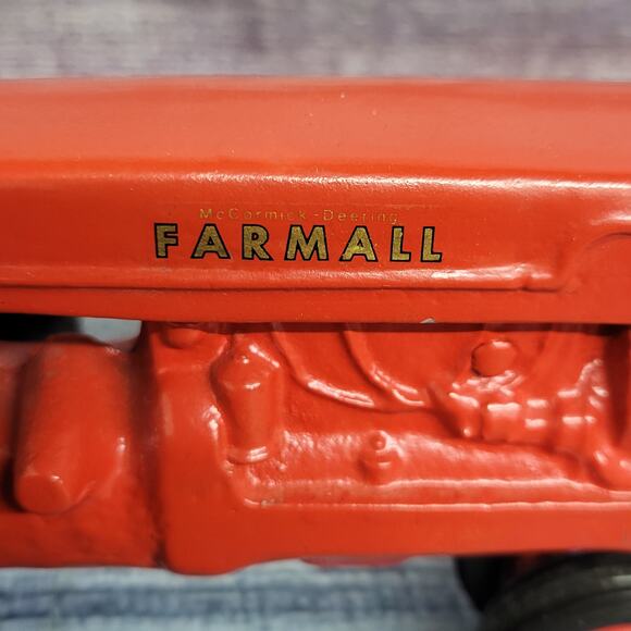 Vintage Scale Models 1/16 Scale IH Farmall die-cast n/frontend tractor red/black - Picture 2 of 10